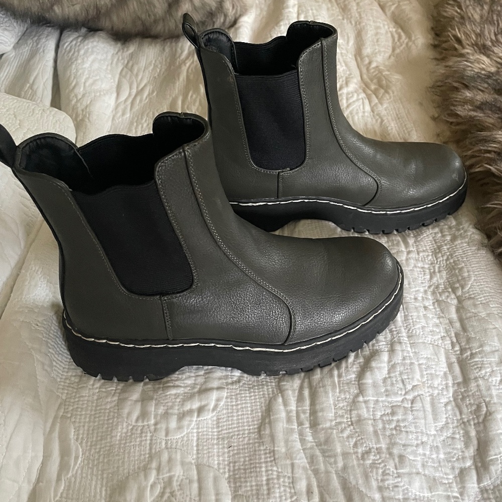 Sincerely Jules Hippie Lug Sole Slip On Boots In Olive Green Size  9